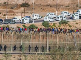 المغرب يعتزم ترحيل المهاجرين الذين تم توقيفهم في الحدود الإسبانية وسط جدال كبير حول سياسة القمع المغرب يعتزم ترحيل المهاجرين الذين تم توقيفهم في الحدود الإسبانية وسط جدال كبير حول سياسة القمع