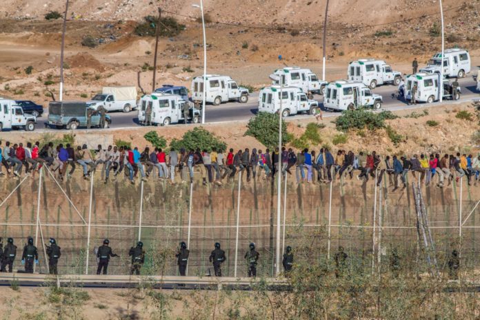 المغرب يعتزم ترحيل المهاجرين الذين تم توقيفهم في الحدود الإسبانية وسط جدال كبير حول سياسة القمع